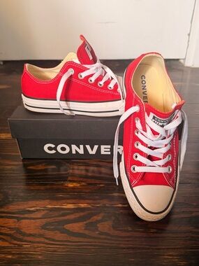 Chuck Taylor All Star - Low Top Sneakers - Red (5 Men/7 Women)